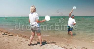 男人和女人在海滩上打羽毛球
